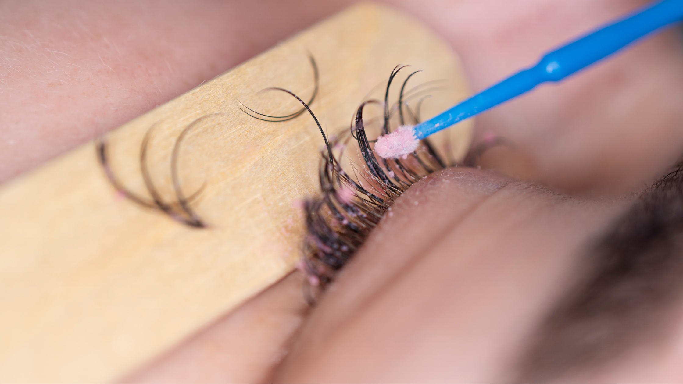 Methods to Remove Eyelash Extensions Safely at Home
