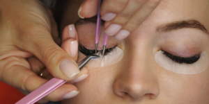 how long do eyelash extensions last